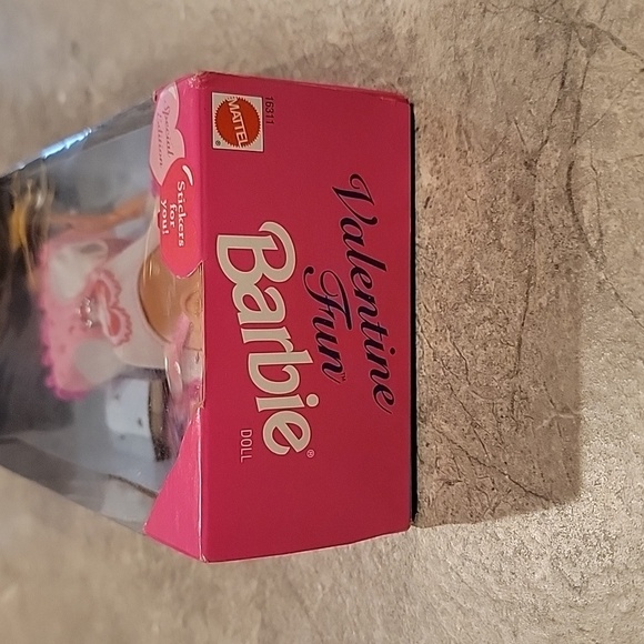 (J10) 1996 Valentine Fun Barbie - Picture 6 of 7